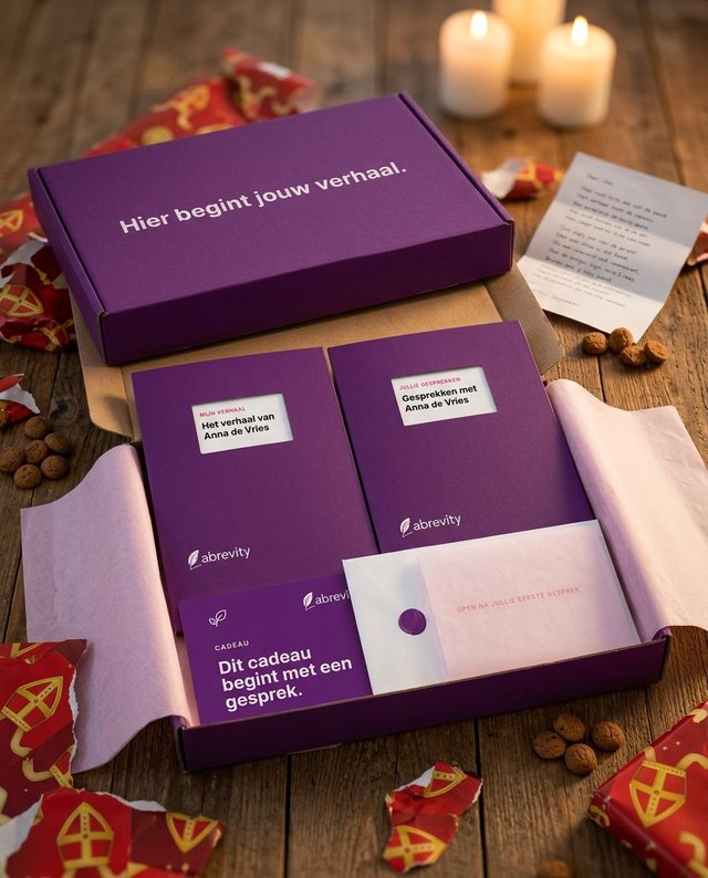 Sfeerbeeld: de cadeauset van Abrevity, een paarse doos met twee mappen, een kaart en een envelop, tussen sinterklaaspapier en pepernoten